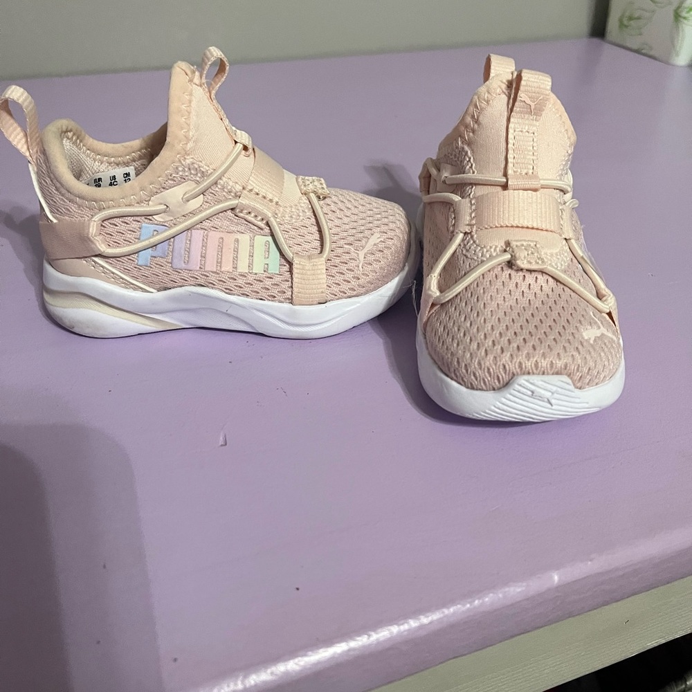 Puma tennis shoes size 4. Never worn